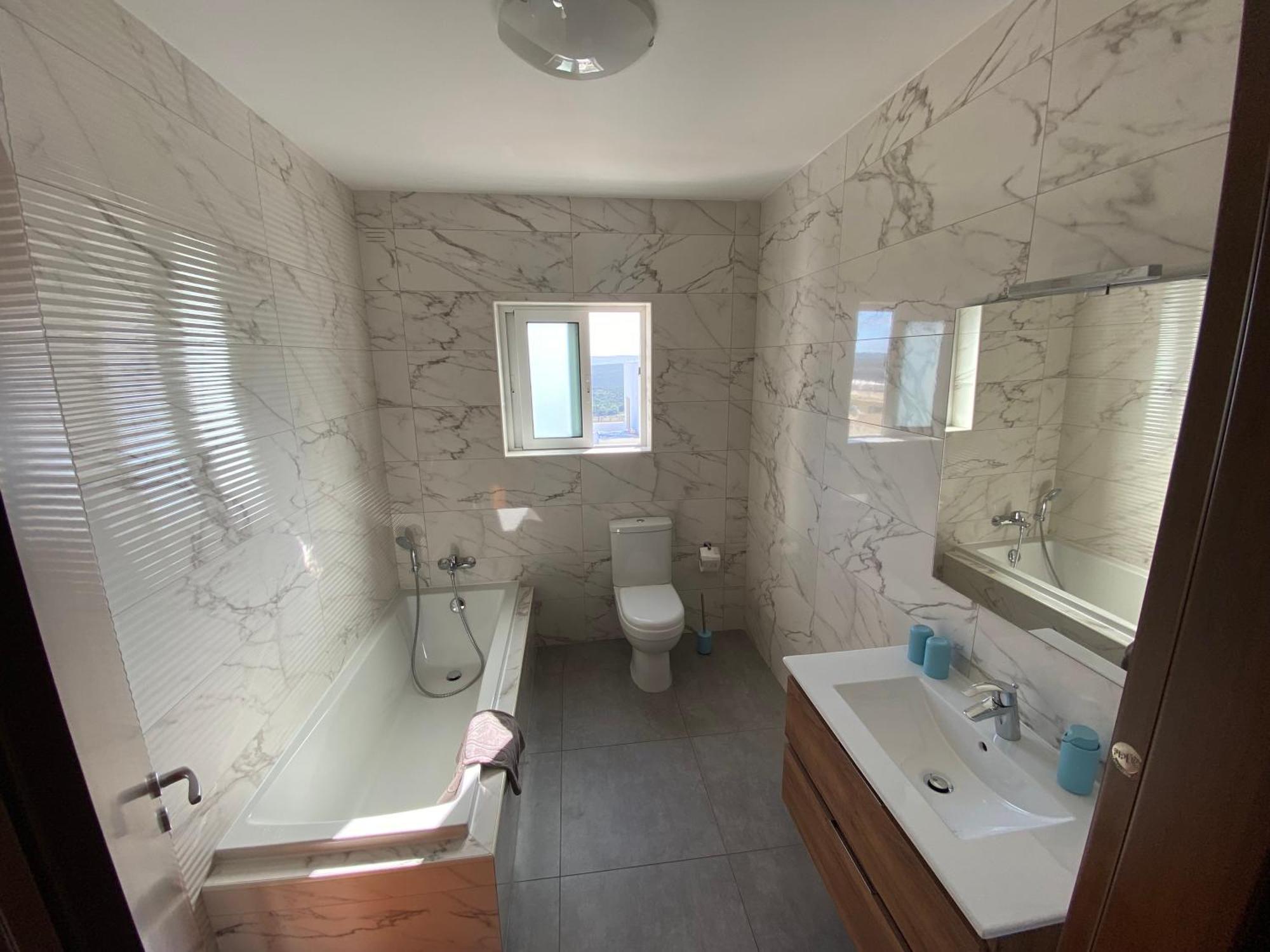 Sunshine - Modern Two Bedroom Penthouse With Terrace *